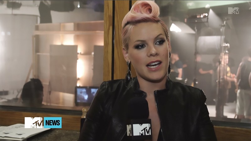 （動画）Pink Reveals The Star Behind Her Album on MTV