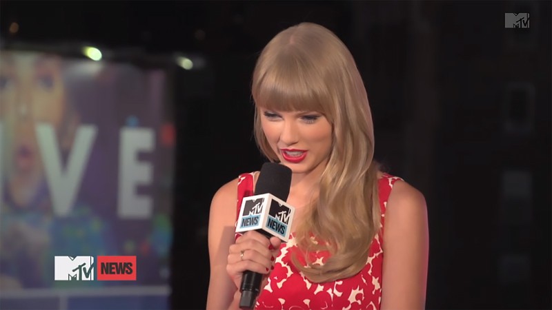  （動画）Taylor Swift Was 'Ripping Clothes Off' Behind The Scenes on MTV