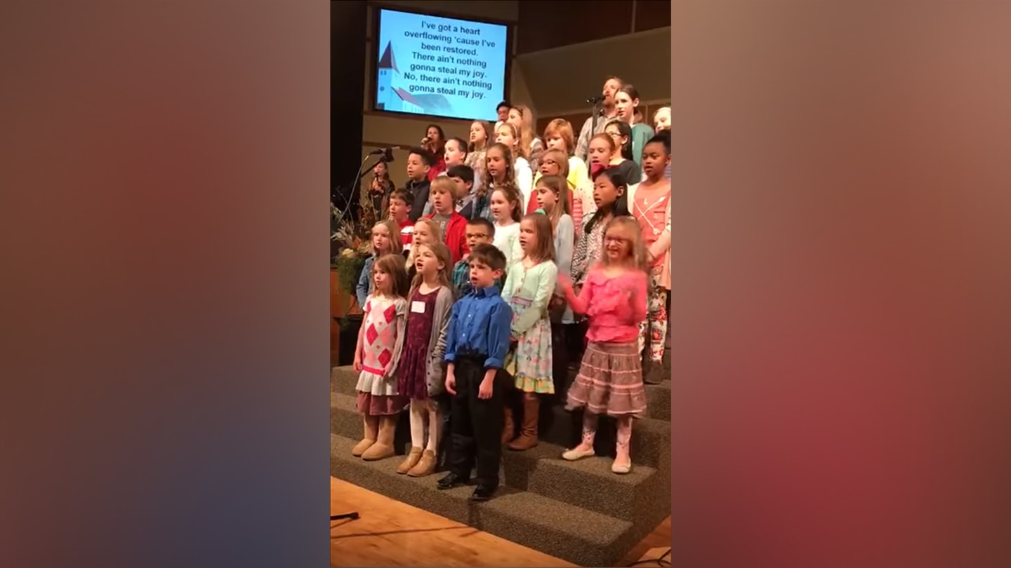 子ども聖歌隊でノリノリに踊って歌って たった一人の6歳少女が世界中をハッピーに Voice 洋楽
